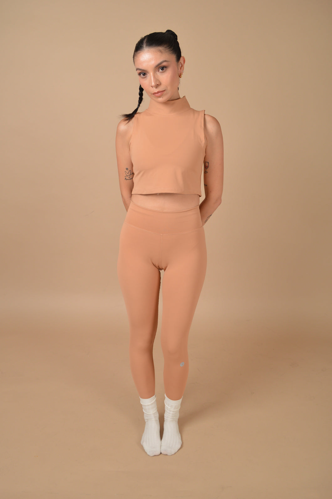 CROP TOP SIN MANGA NUDE BROWN