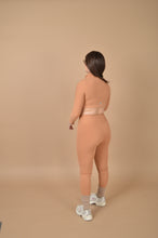 Cargar imagen en el visor de la galería, CROP TOP CON MANGA NUDE BROWN
