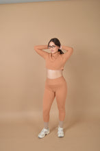 Cargar imagen en el visor de la galería, CROP TOP CON MANGA NUDE BROWN
