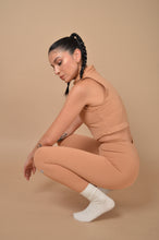 Cargar imagen en el visor de la galería, CROP TOP SIN MANGA NUDE BROWN
